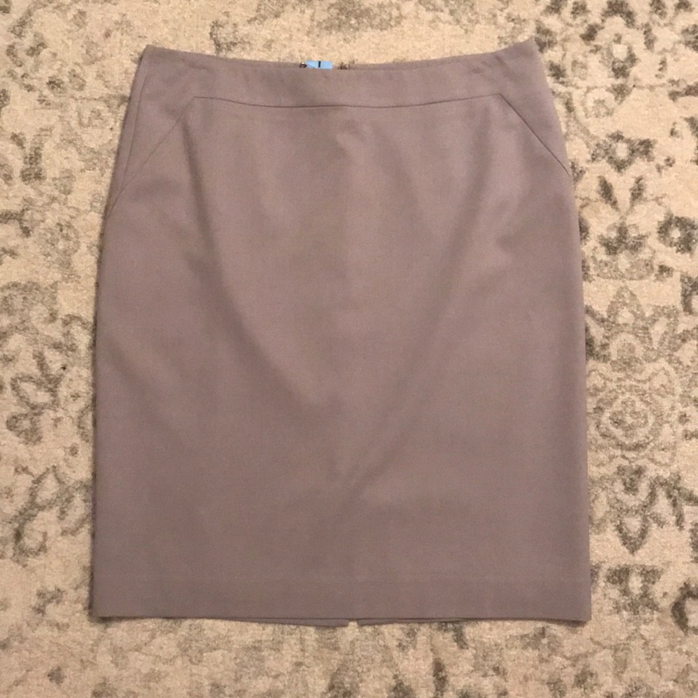 Ann Taylor Gray Skirt - Size 6! - Picture 1 of 8